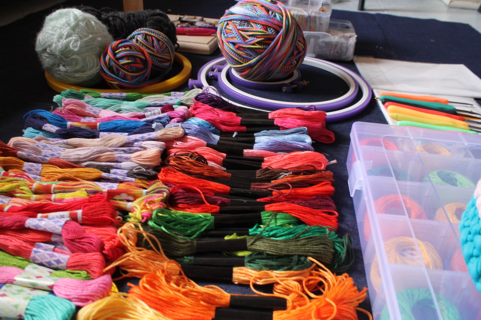 Hilos de bordar de muchos colores, ovillos y bastidores de Crodados